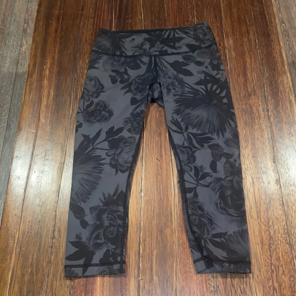Lululemon cropped leggings, size 6